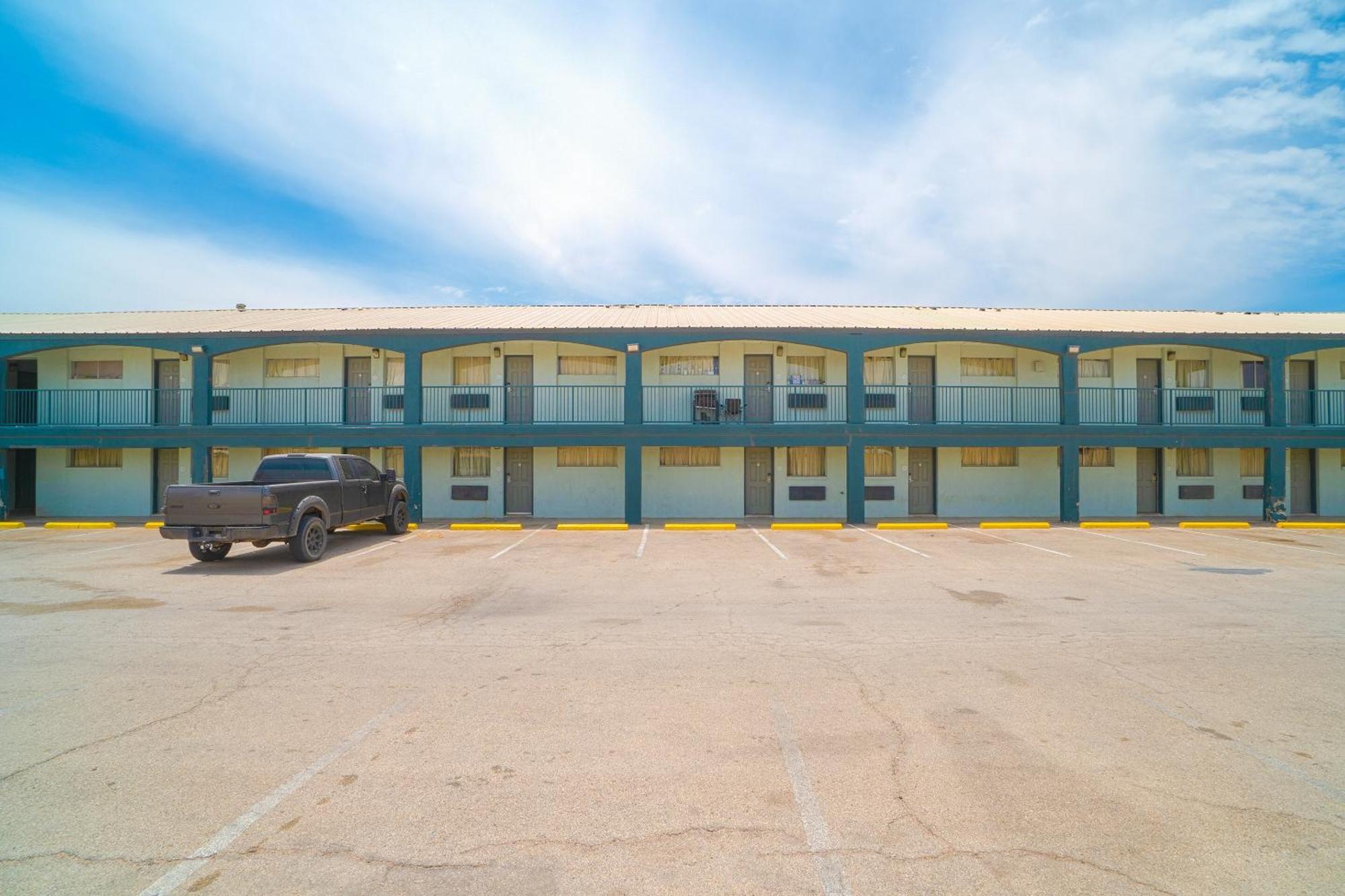 HomeTowne Studios Midland Exterior foto